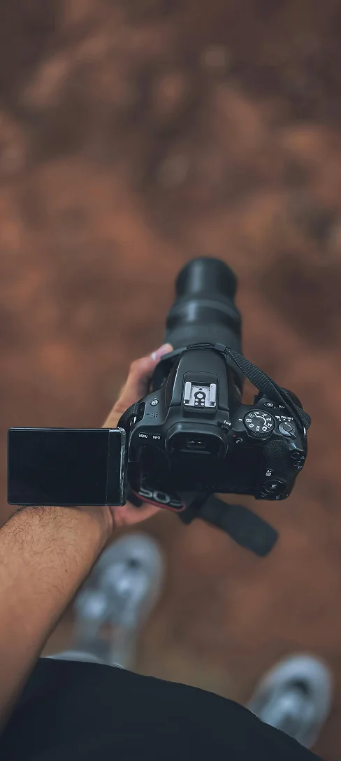 Person holding a DSLR camera